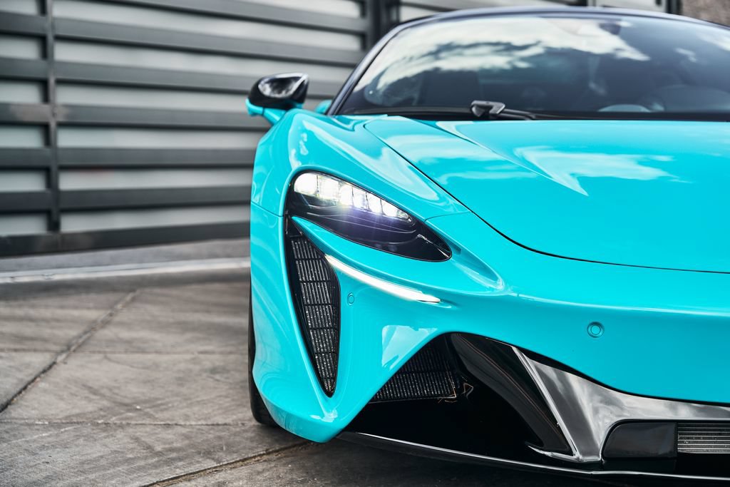 Used 2025 McLaren Artura Spider RWD image 9