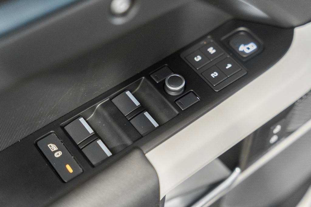 Used 2020 Land Rover Defender 110 HSE image 40