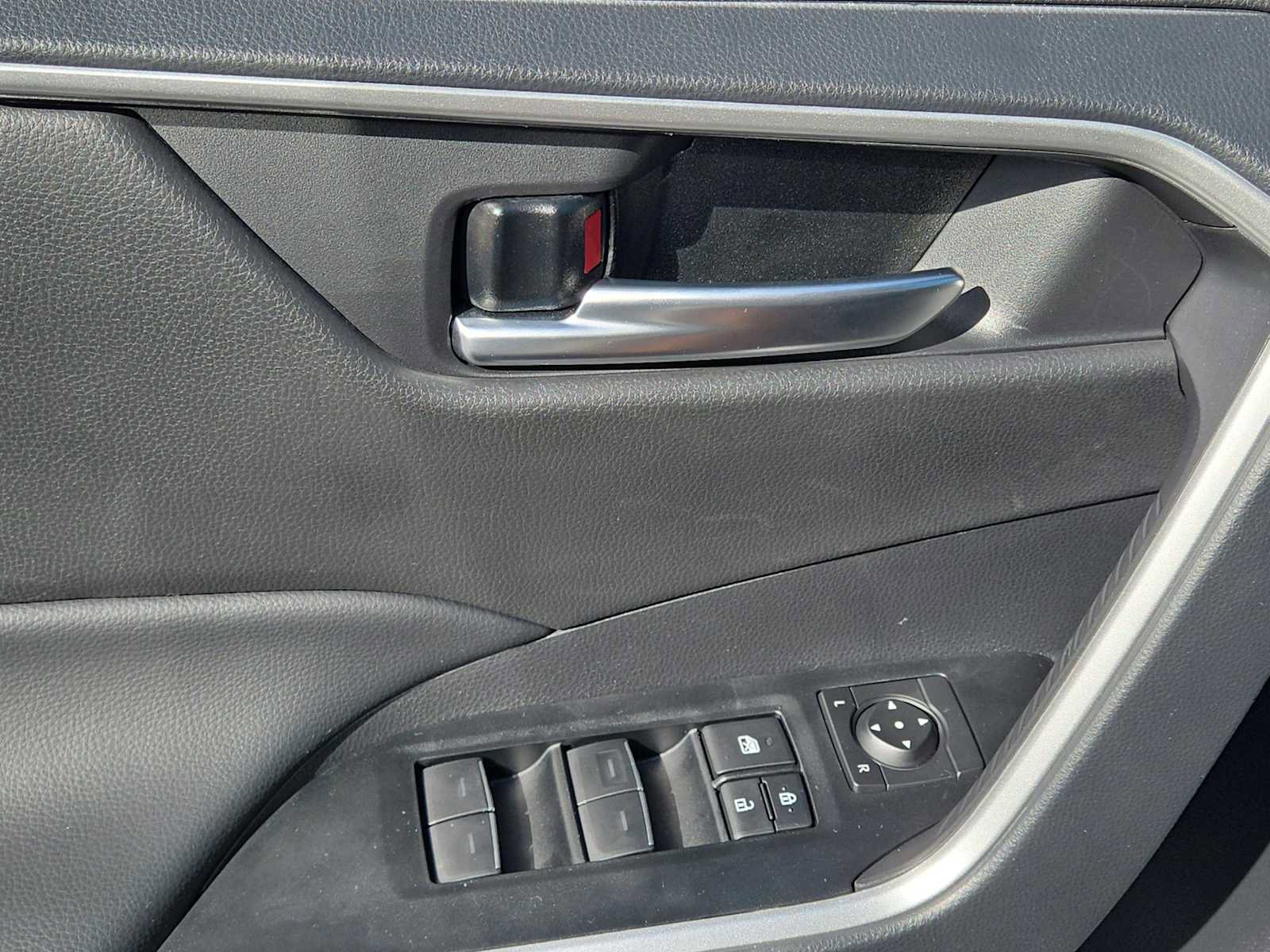 Used 2025 Toyota RAV4 SE image 19