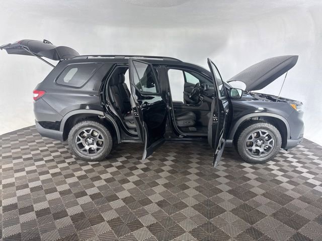 Certified 2025 Honda Pilot TrailSport image 17