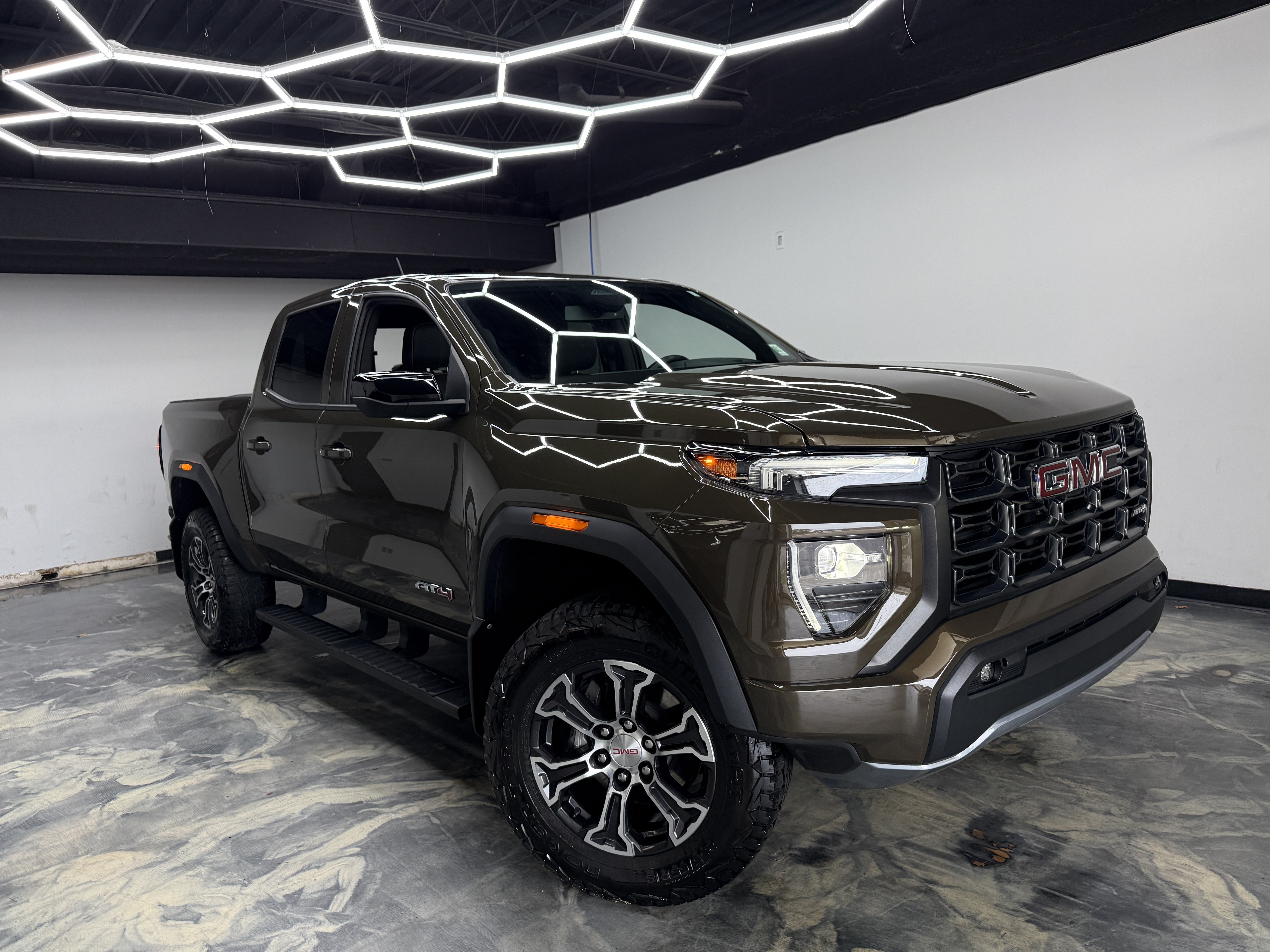 Used 2024 GMC Canyon AT4 w/ AT4 Premium Package AWD/4WD image 6