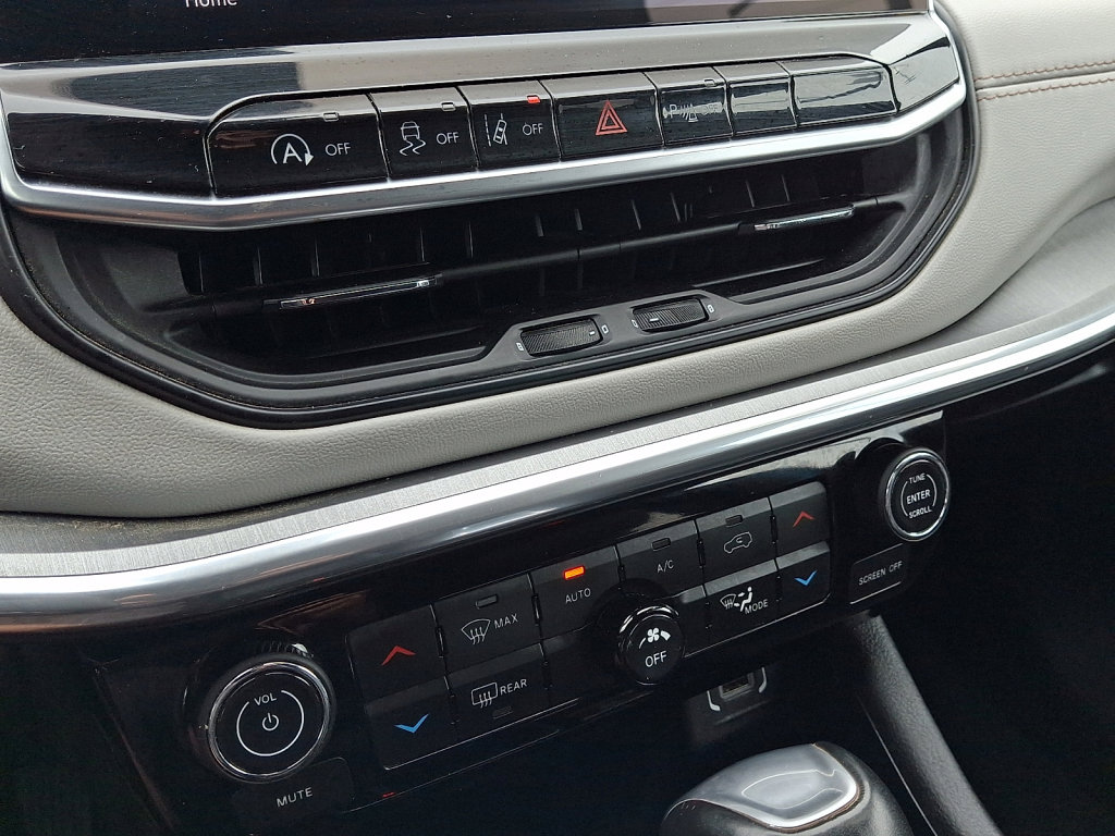 Used 2024 Jeep Compass Limited image 29