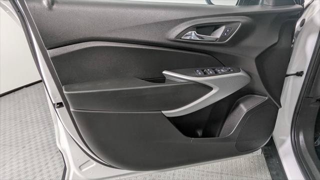 Used 2025 Chevrolet Trax RS w/ Sunroof Package FWD image 13