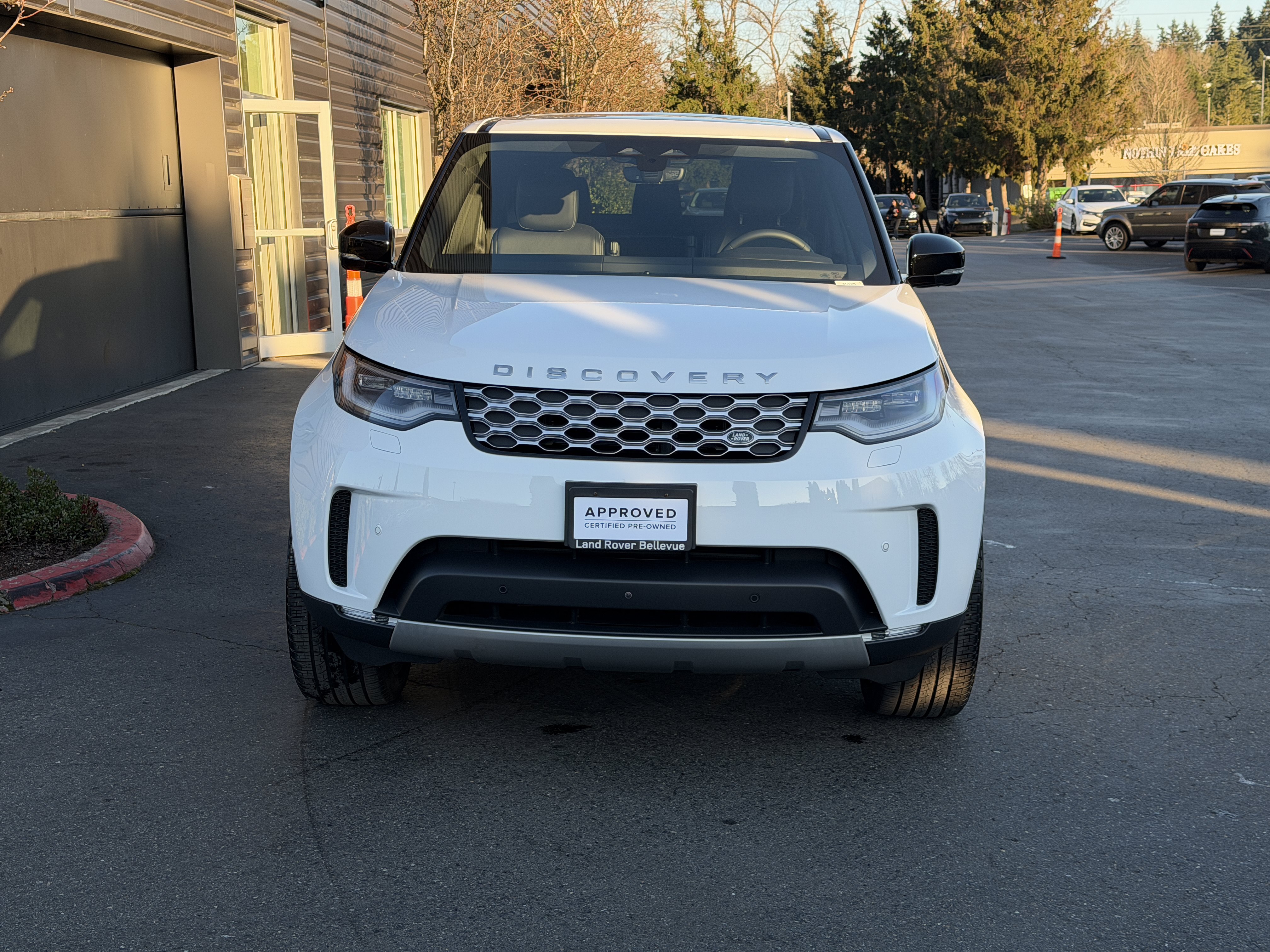 Certified 2025 Land Rover Discovery S AWD/4WD image 4