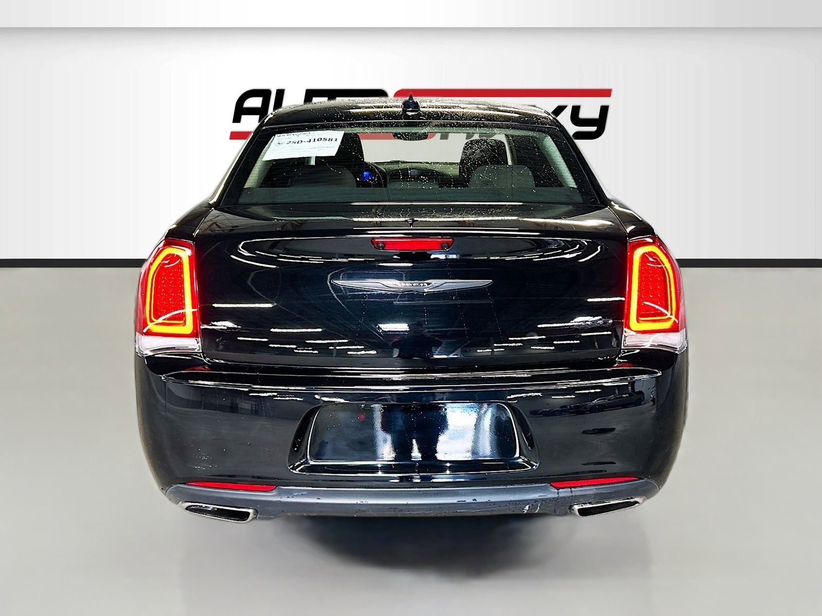 Used 2023 Chrysler 300 Touring w/ Sport Appearance Package image 6