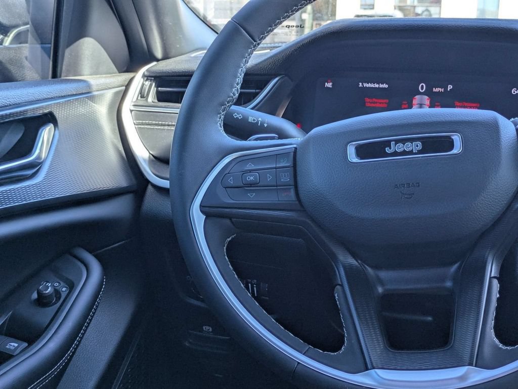 Used 2025 Jeep Grand Cherokee Laredo X RWD image 11