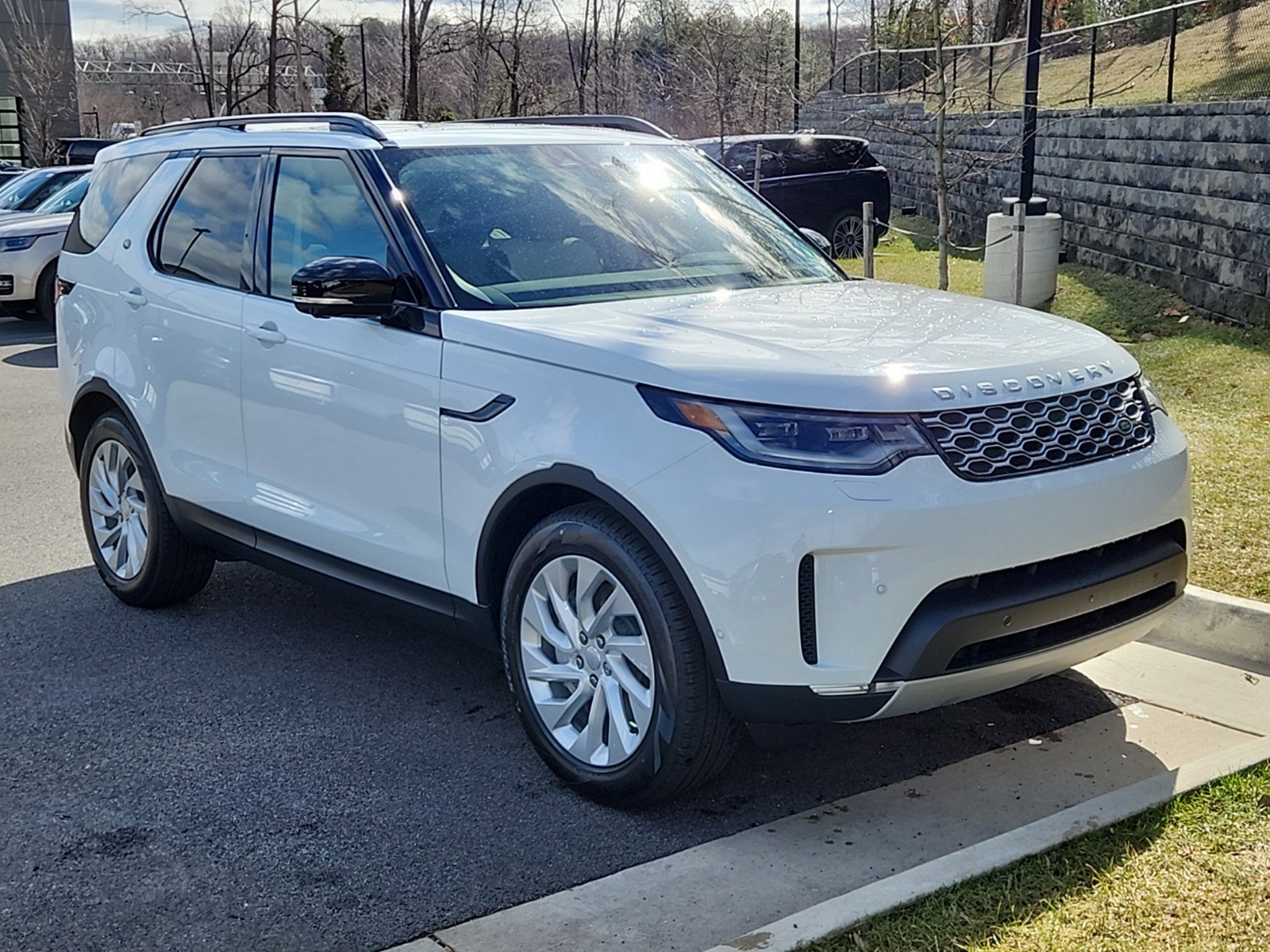 Certified 2025 Land Rover Discovery S image 10