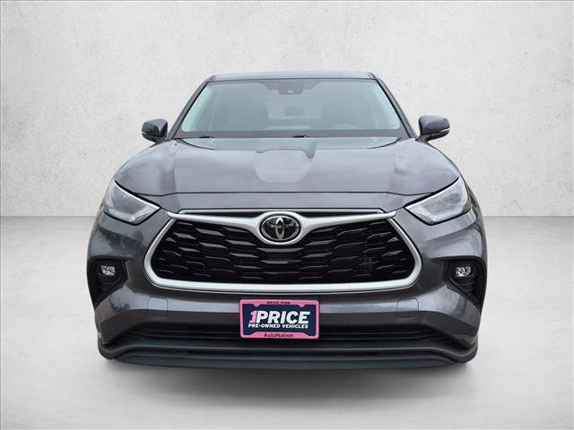 Used 2025 Toyota Highlander LE FWD video 2