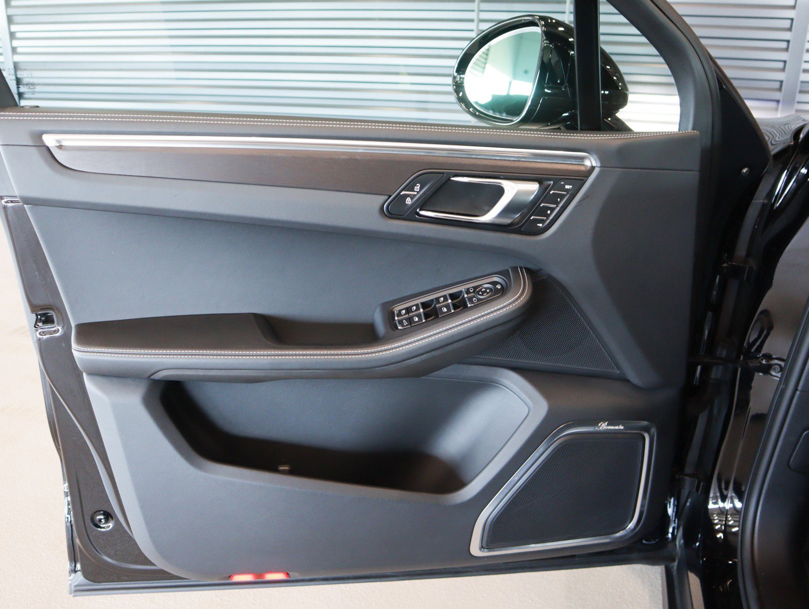 Certified 2025 Porsche Macan GTS image 21