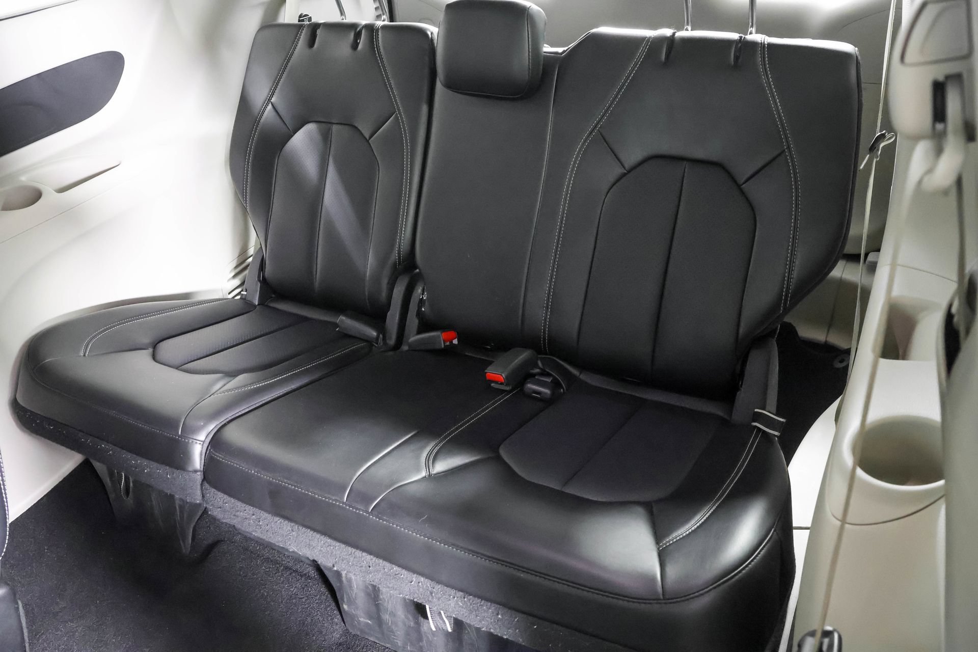 Used 2024 Chrysler Pacifica Touring-L FWD image 37