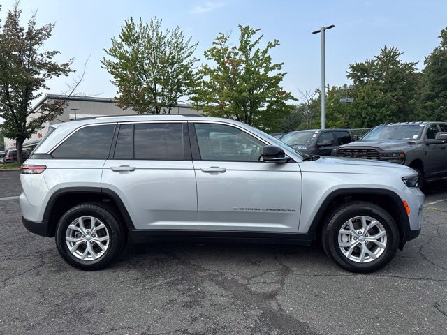 Used 2024 Jeep Grand Cherokee Limited AWD/4WD image 17