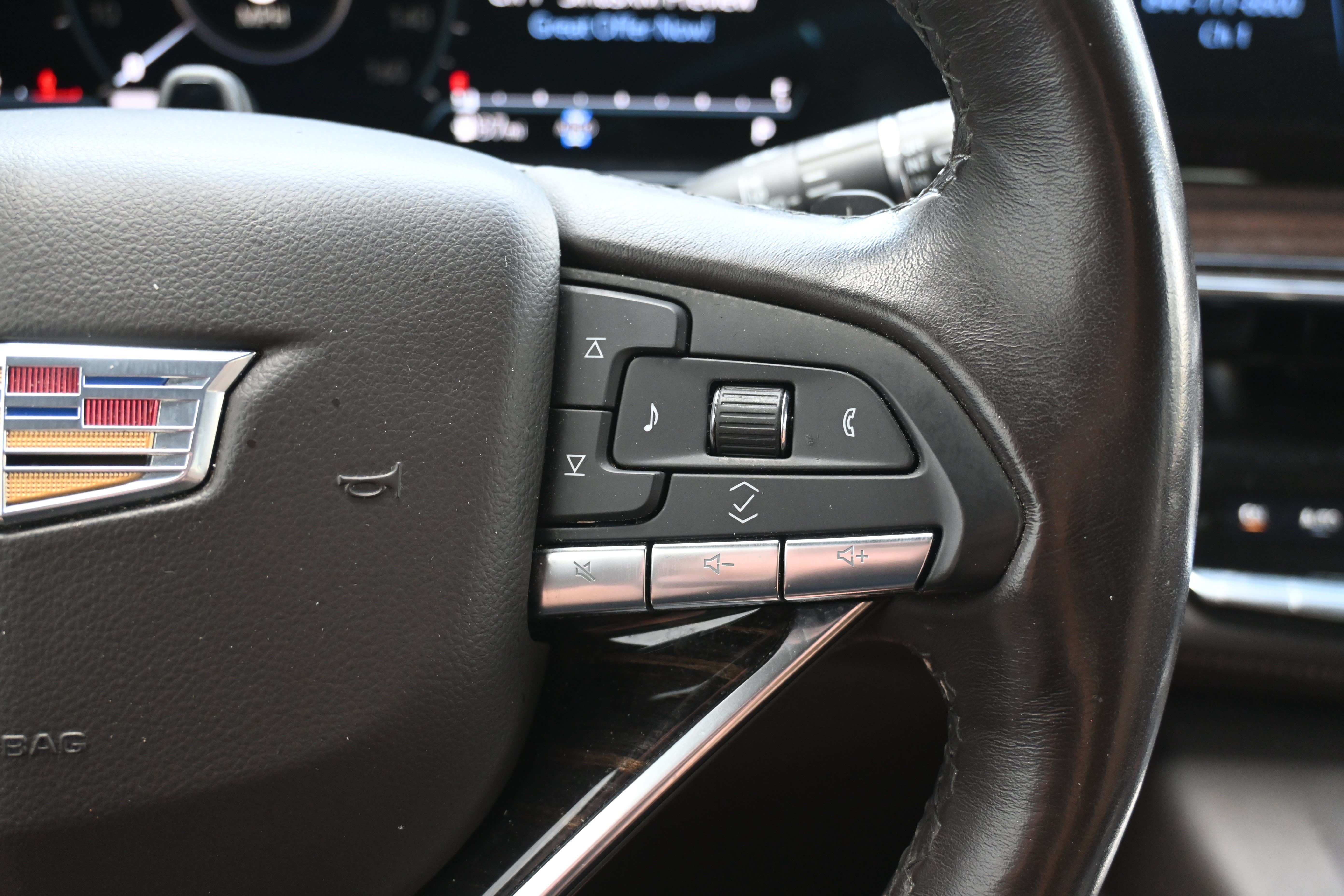 Used 2023 Cadillac Escalade Premium Luxury AWD/4WD image 19
