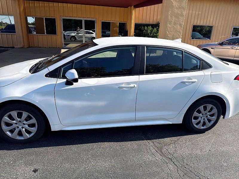 Used 2022 Toyota Corolla LE FWD image 2