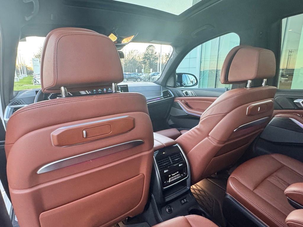 Used 2023 BMW X7 M60i w/ Executive Package image 18