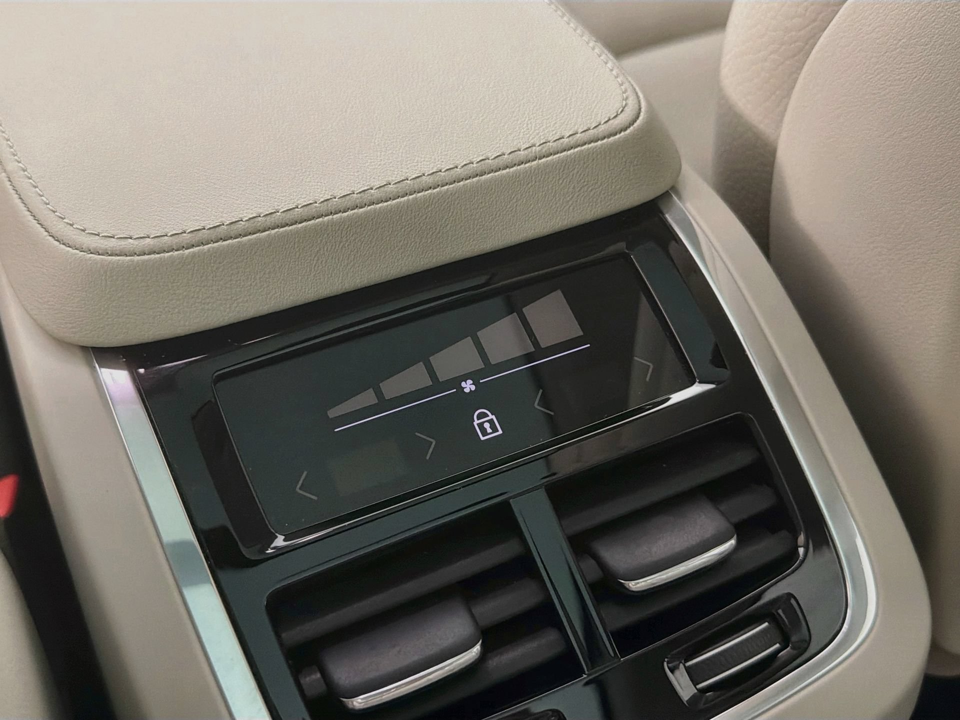 Certified 2025 Volvo XC90 B5 Core w/ Protection Package Premier AWD/4WD image 26
