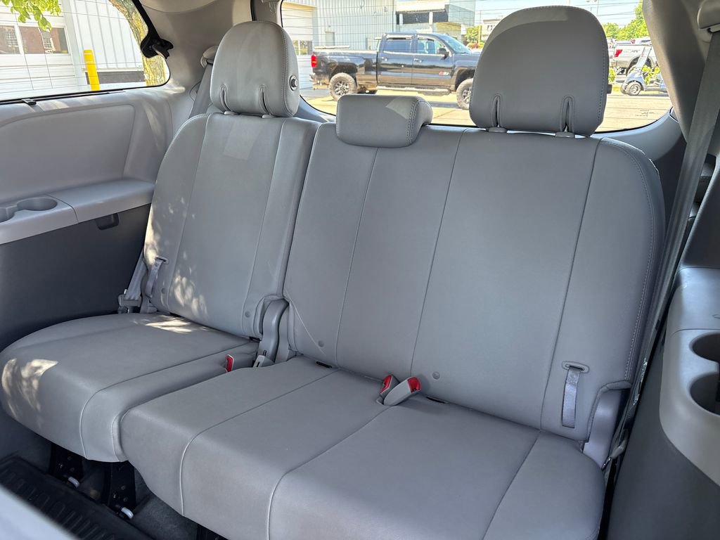 Used 2017 Toyota Sienna XLE Premium FWD image 36
