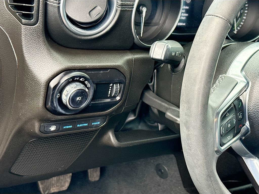 Used 2023 Jeep Wrangler Unlimited Sahara AWD/4WD image 11