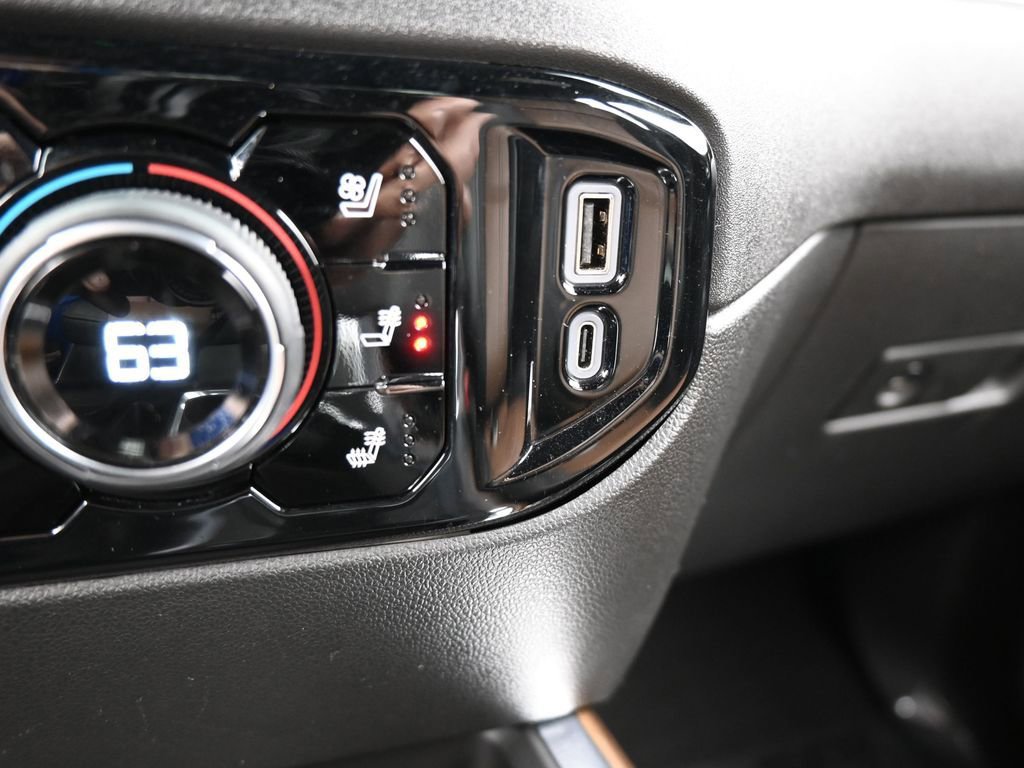 Used 2023 Chevrolet Silverado 1500 High Country w/ Technology Package image 32