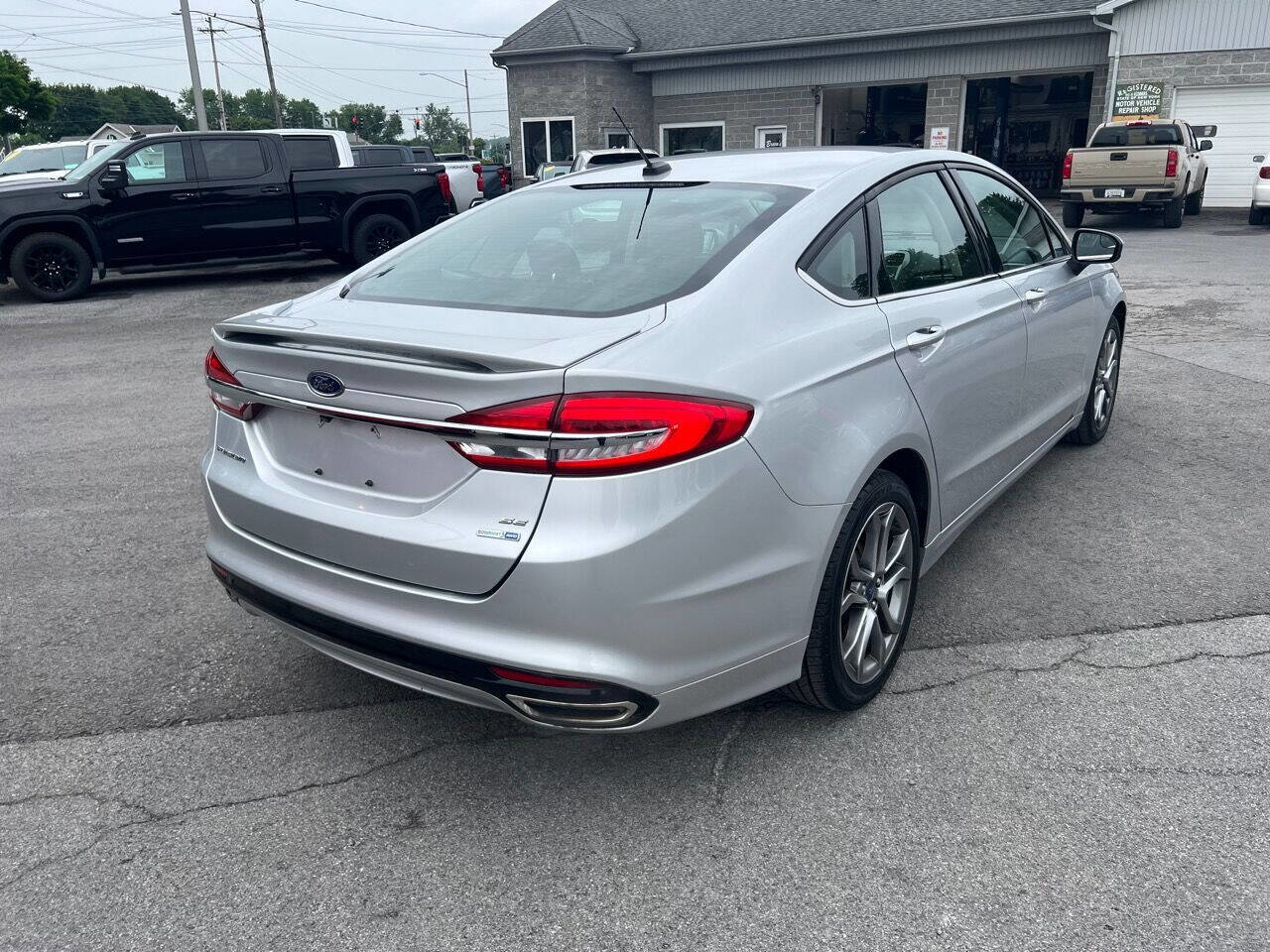 Used 2017 Ford Fusion SE w/ Equipment Group 201A image 5