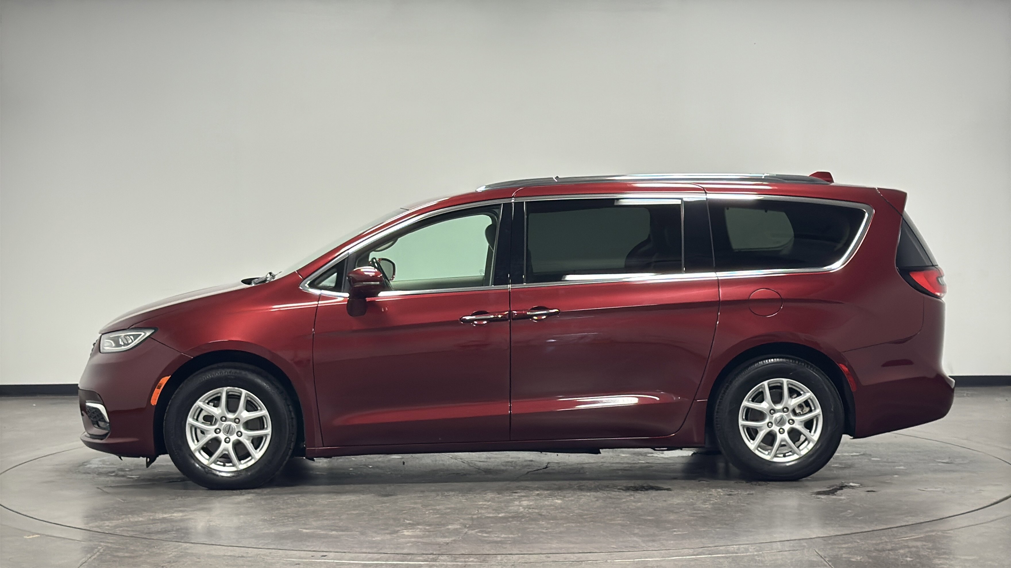 Used 2021 Chrysler Pacifica Touring-L image 5