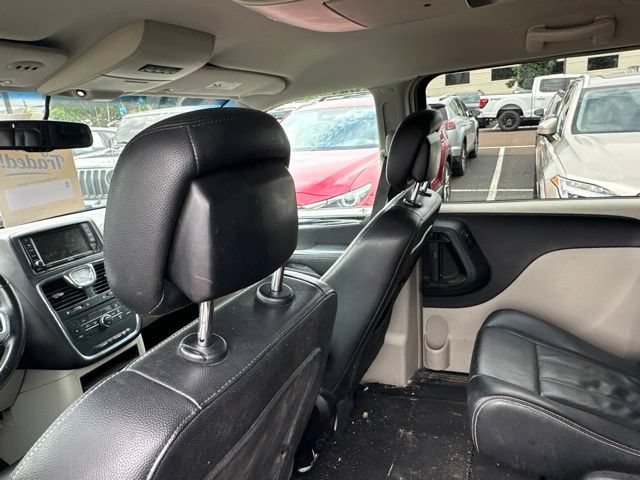 Used 2013 Chrysler Town & Country Touring FWD image 11