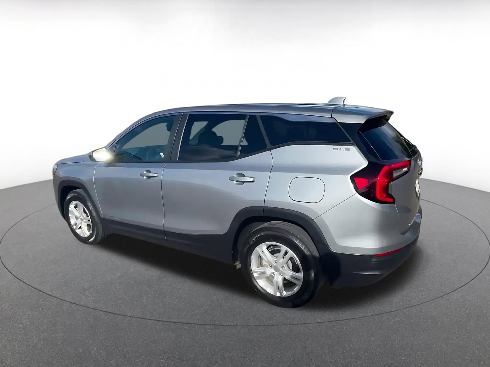 Used 2024 GMC Terrain SLE image 10