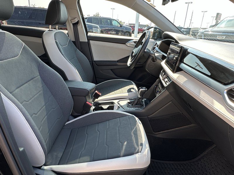 Used 2025 Volkswagen Taos SE w/ Panoramic Sunroof Package image 18