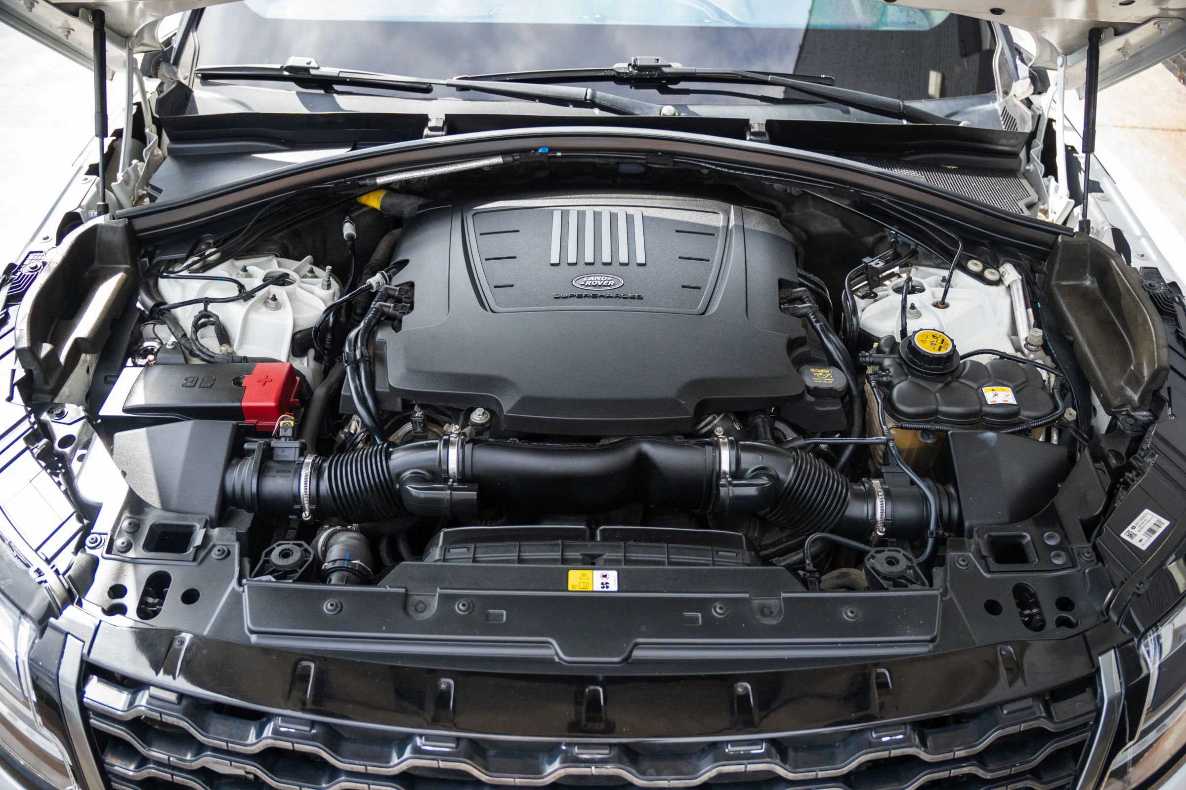 Used 2019 Land Rover Range Rover Velar R-Dynamic SE image 32