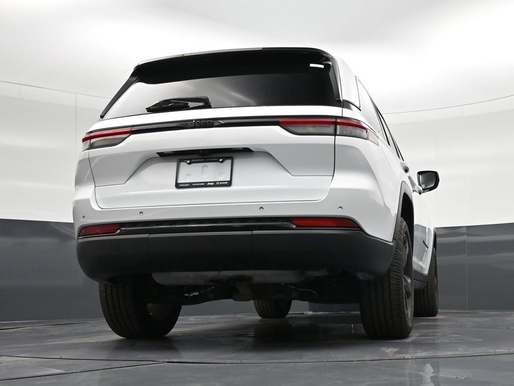 Used 2022 Jeep Grand Cherokee Altitude RWD image 39