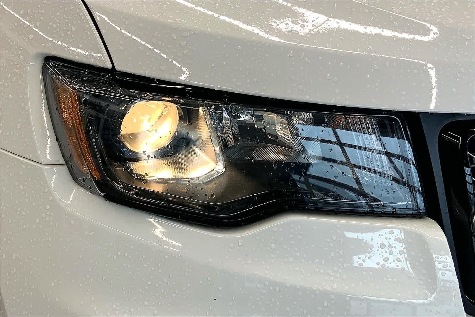 Used 2018 Jeep Grand Cherokee Altitude RWD image 27