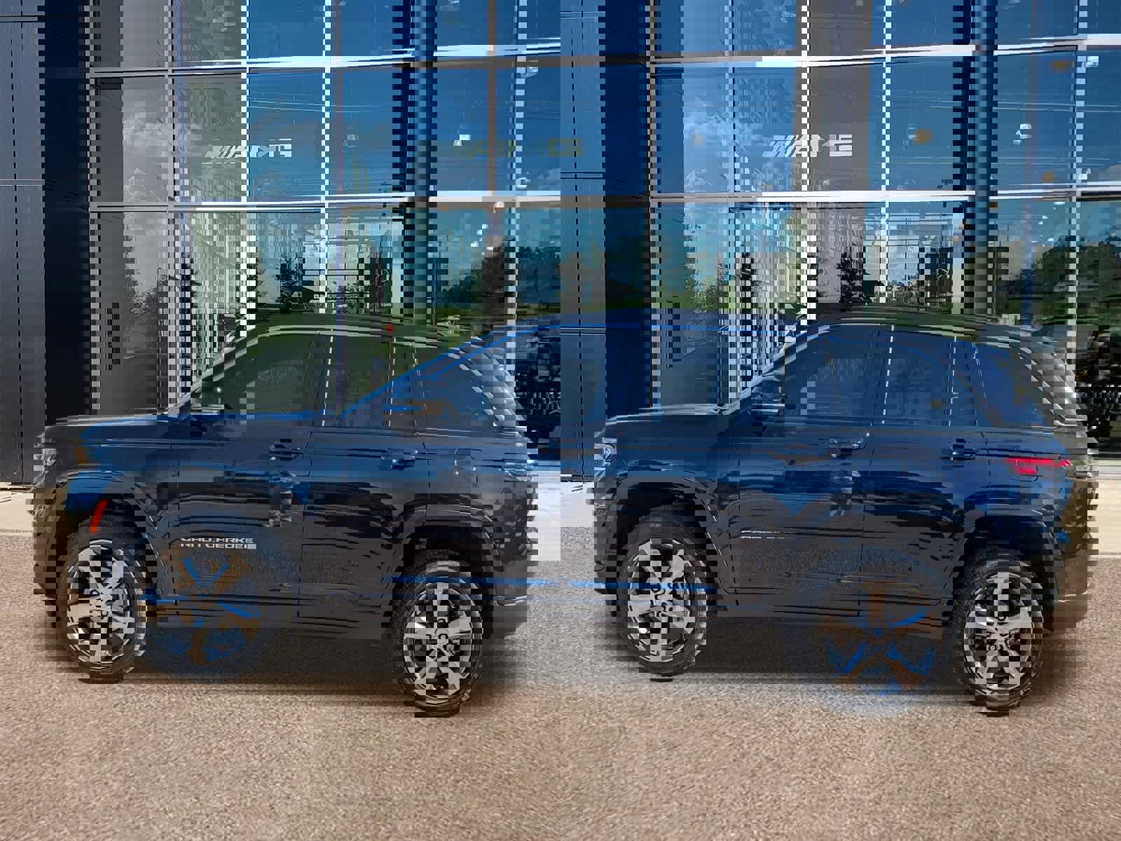 Used 2024 Jeep Grand Cherokee Limited image 6