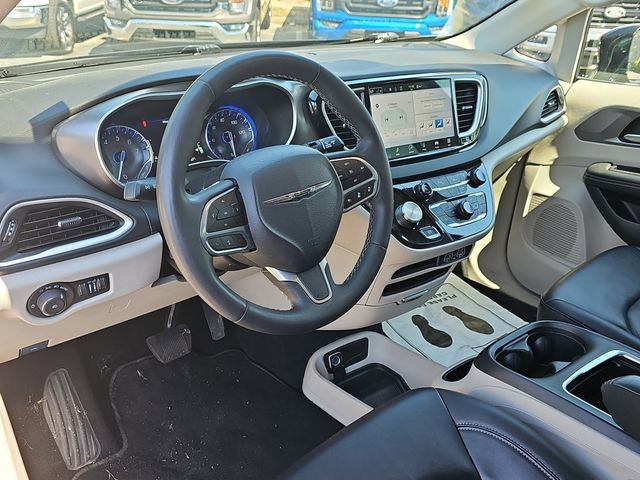 Used 2024 Chrysler Pacifica Touring-L FWD image 17