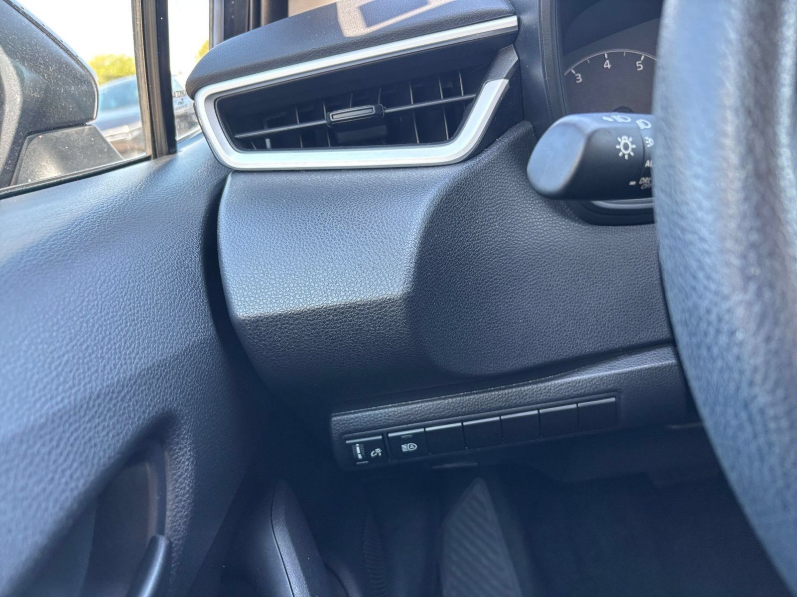 Used 2025 Toyota Corolla LE FWD image 31