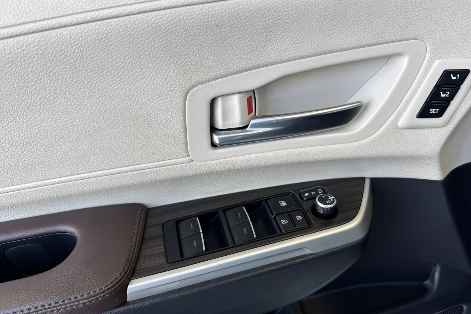 Certified 2023 Toyota Sienna Platinum FWD image 10
