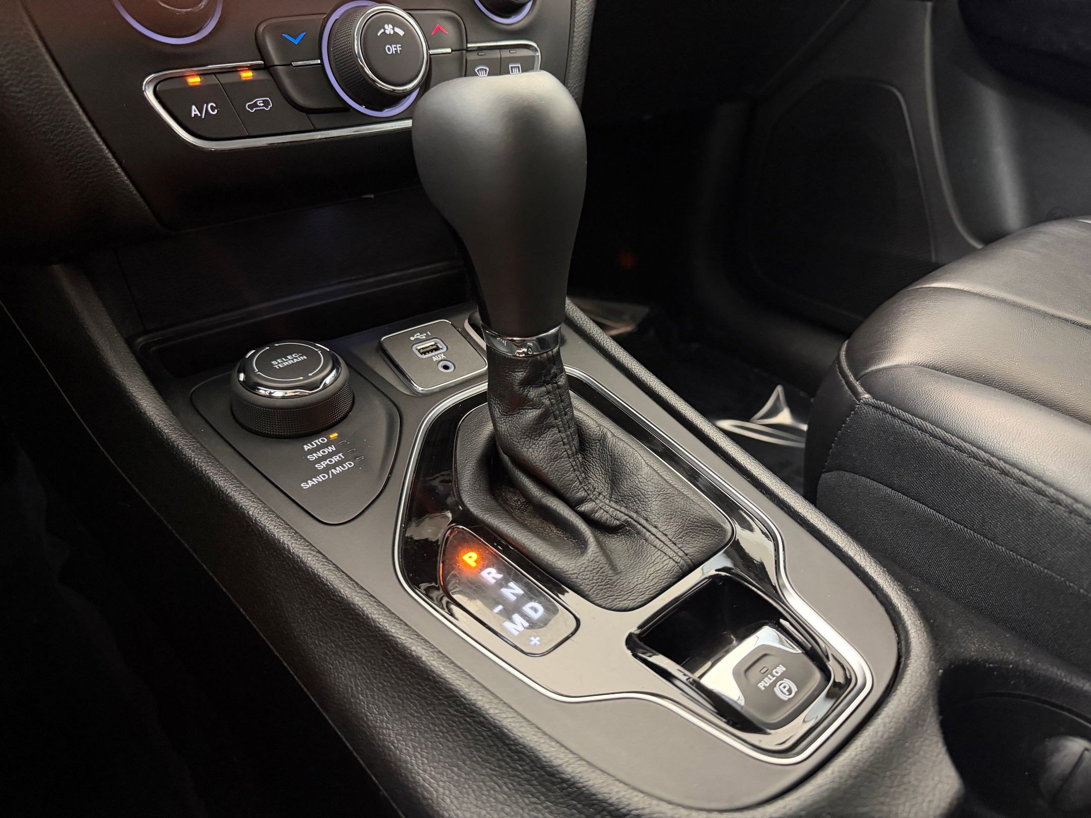 Used 2019 Jeep Cherokee Latitude Plus AWD/4WD image 17