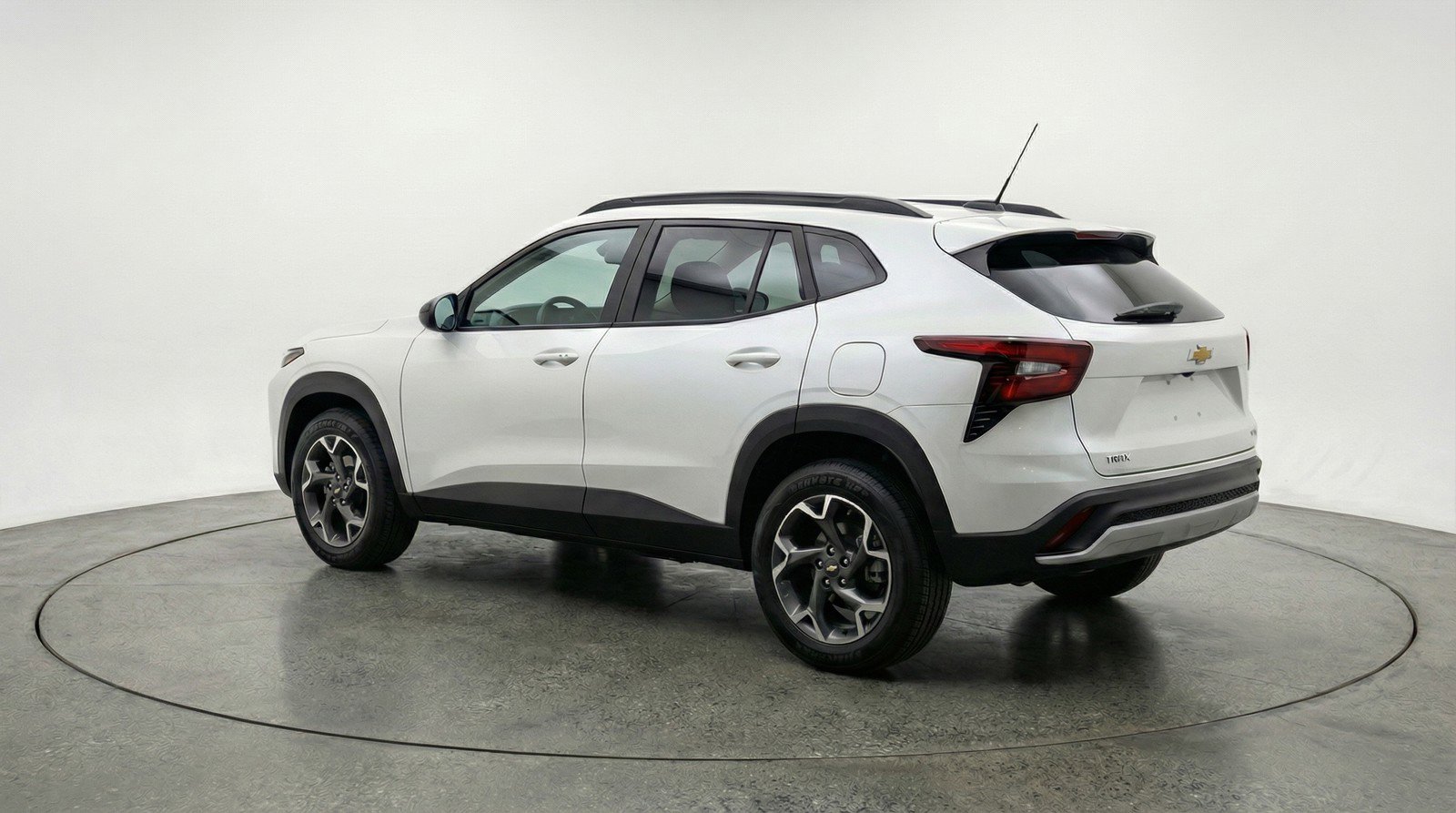 Used 2025 Chevrolet Trax LT w/ LT Convenience Package image 6