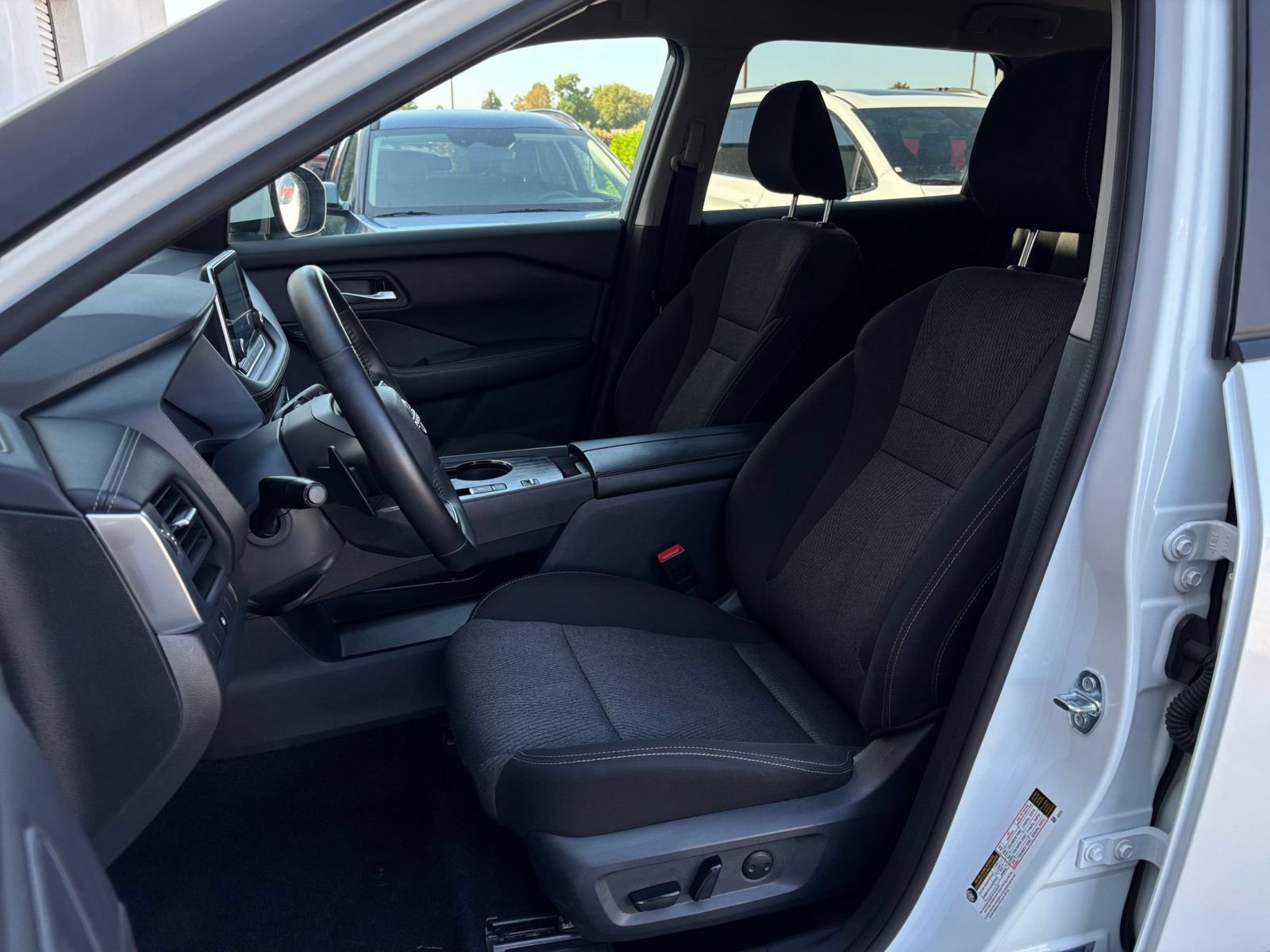 Used 2025 Nissan Rogue SV FWD image 37