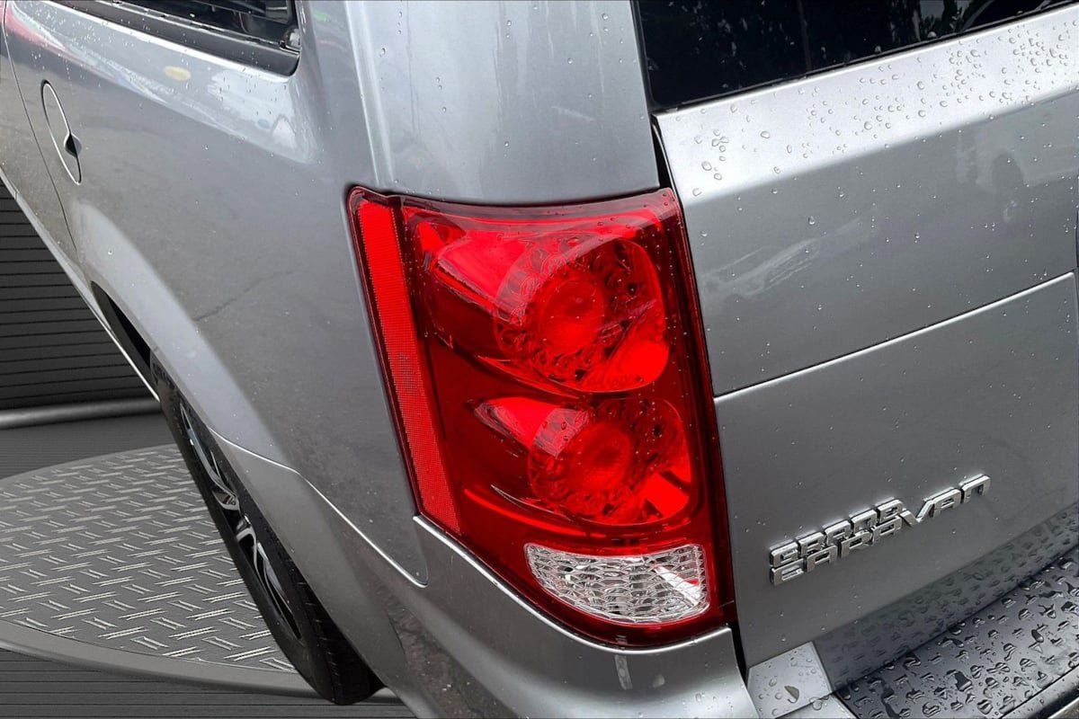 Used 2018 Dodge Grand Caravan SE FWD image 21
