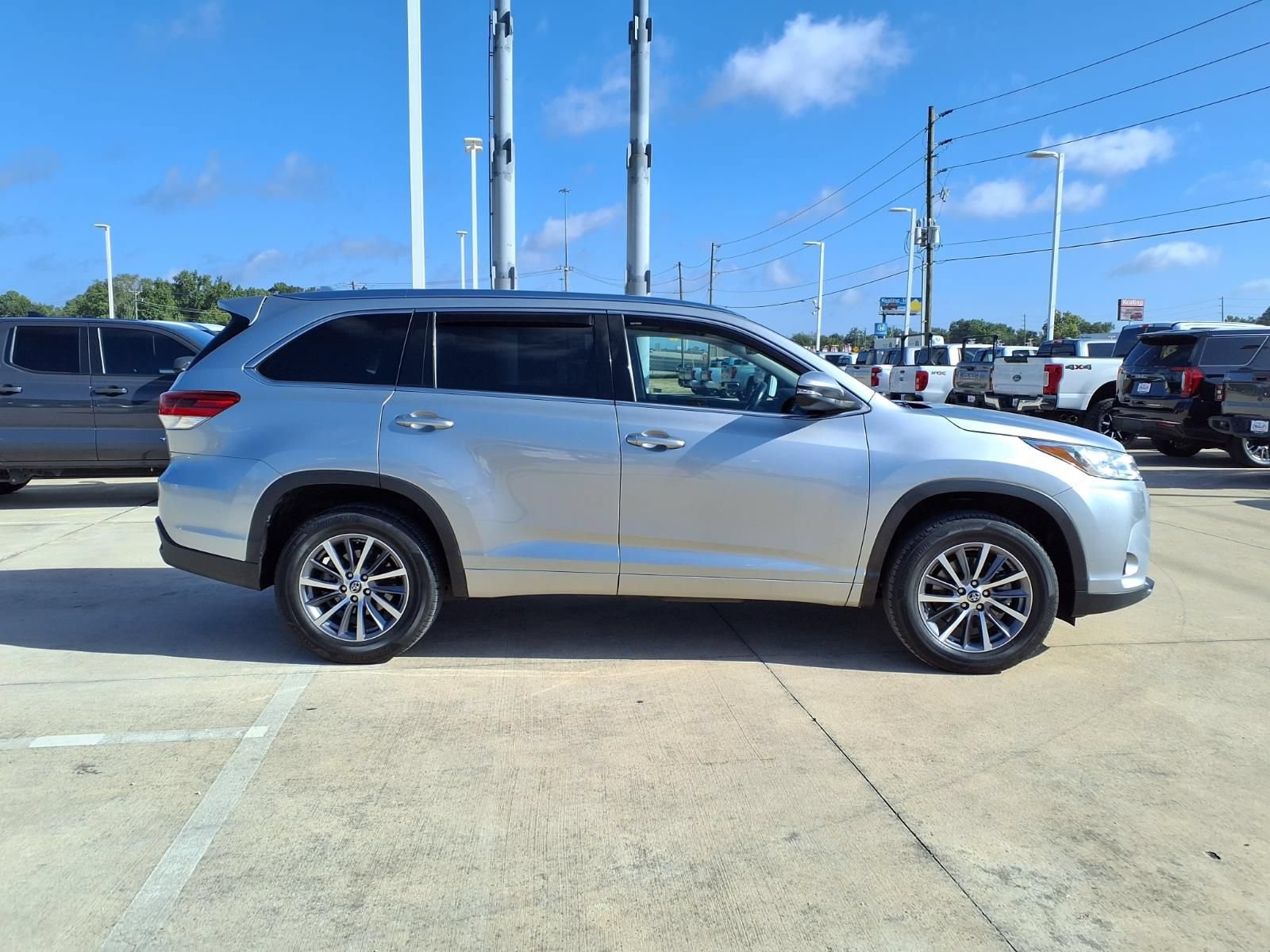 Certified 2017 Toyota Highlander XLE FWD image 5
