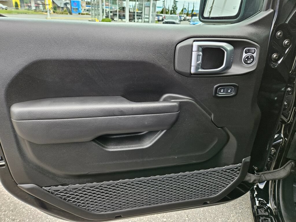 Used 2025 Jeep Wrangler Sport AWD/4WD image 16