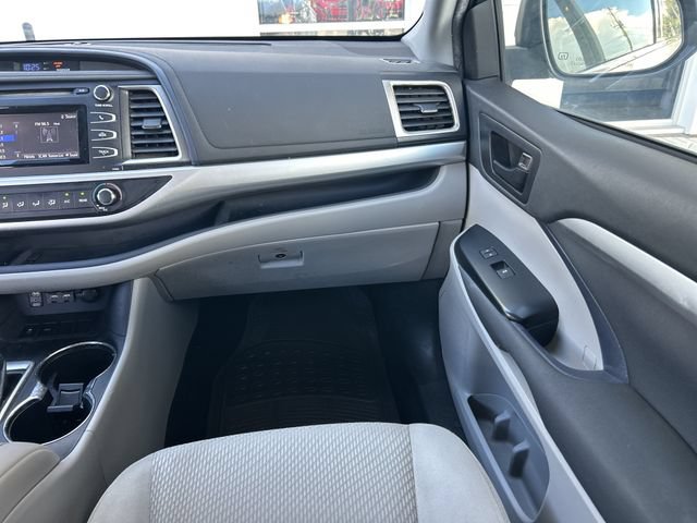 Used 2019 Toyota Highlander LE FWD image 16
