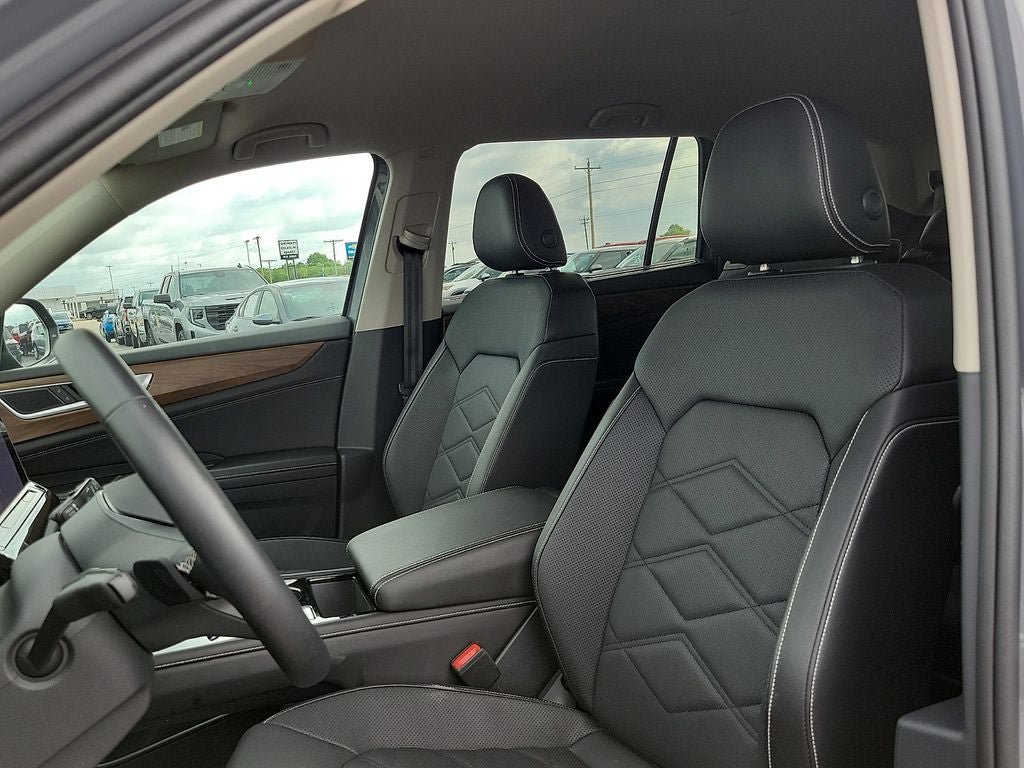 Used 2025 Volkswagen Atlas SE AWD/4WD image 11