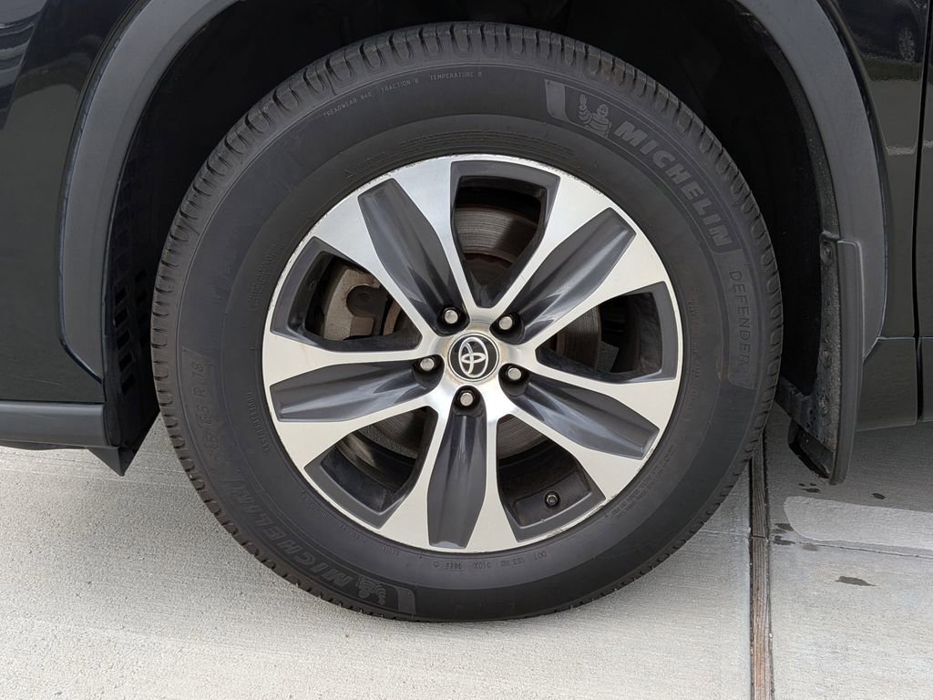 Used 2023 Toyota Highlander XLE image 9