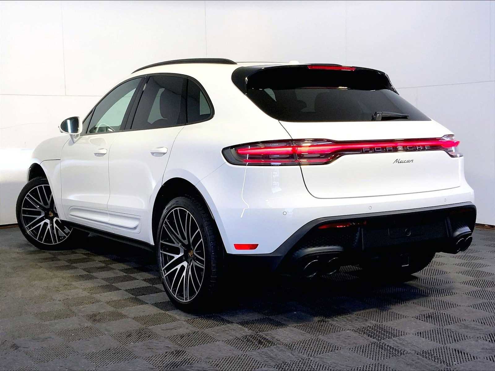 Certified 2025 Porsche Macan image 3