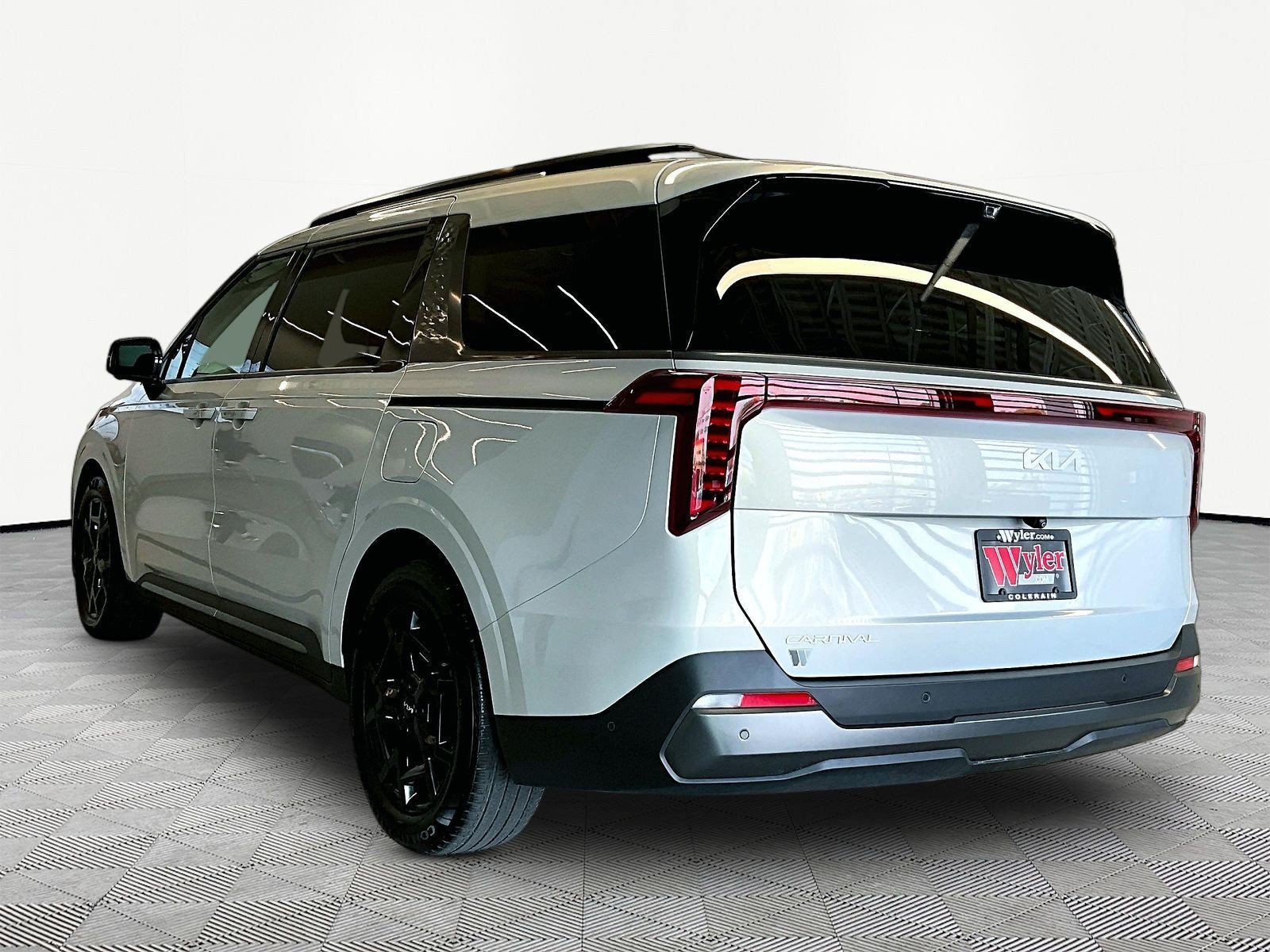 Used 2025 Kia Carnival SX Prestige FWD image 4