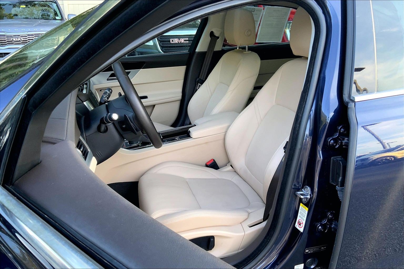 Used 2018 Jaguar XF Premium AWD/4WD image 27