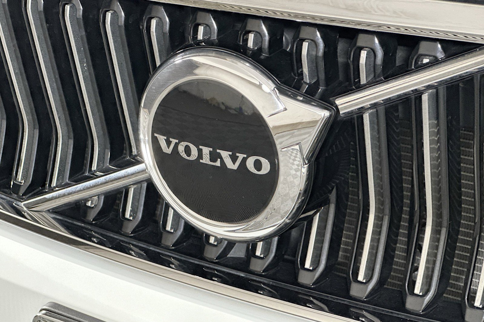 Used 2025 Volvo XC40 B5 Core image 15