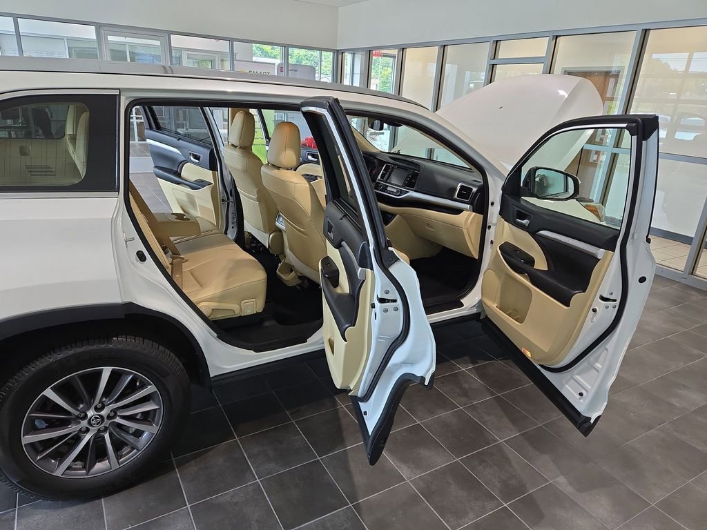 Used 2019 Toyota Highlander XLE AWD/4WD image 14