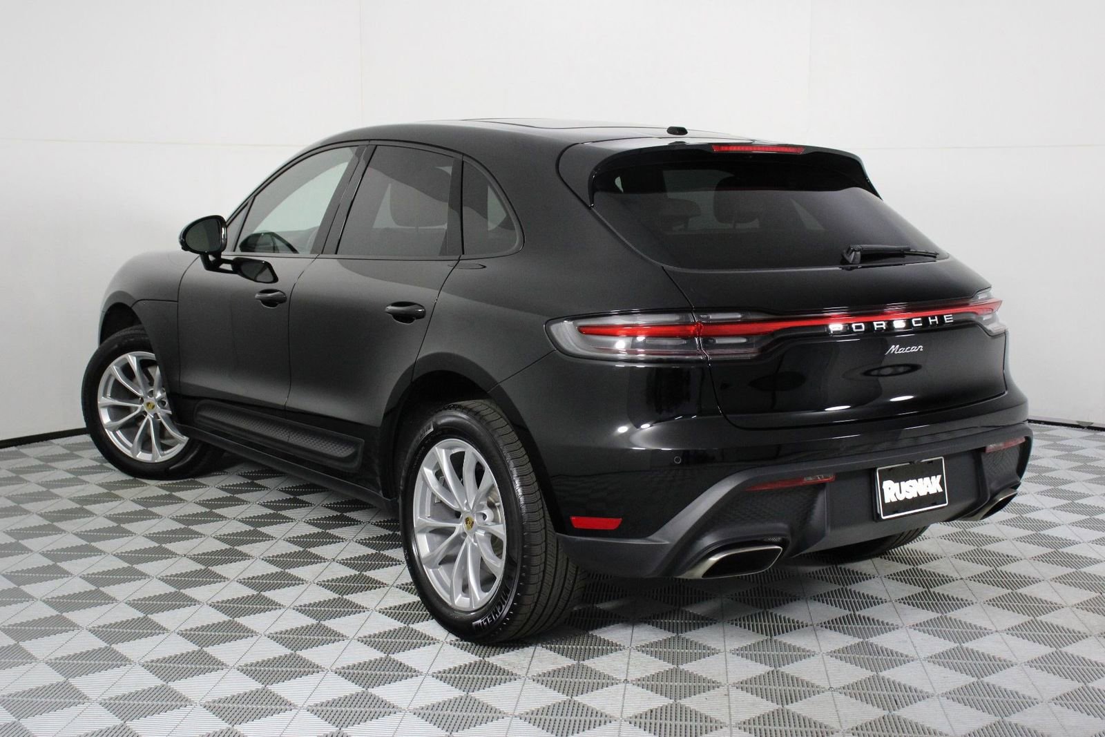 Certified 2025 Porsche Macan AWD/4WD image 3