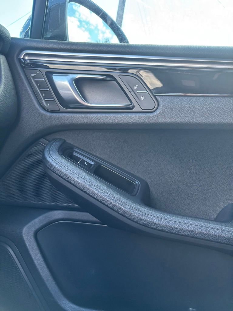 Used 2018 Porsche Macan Sport Edition image 17